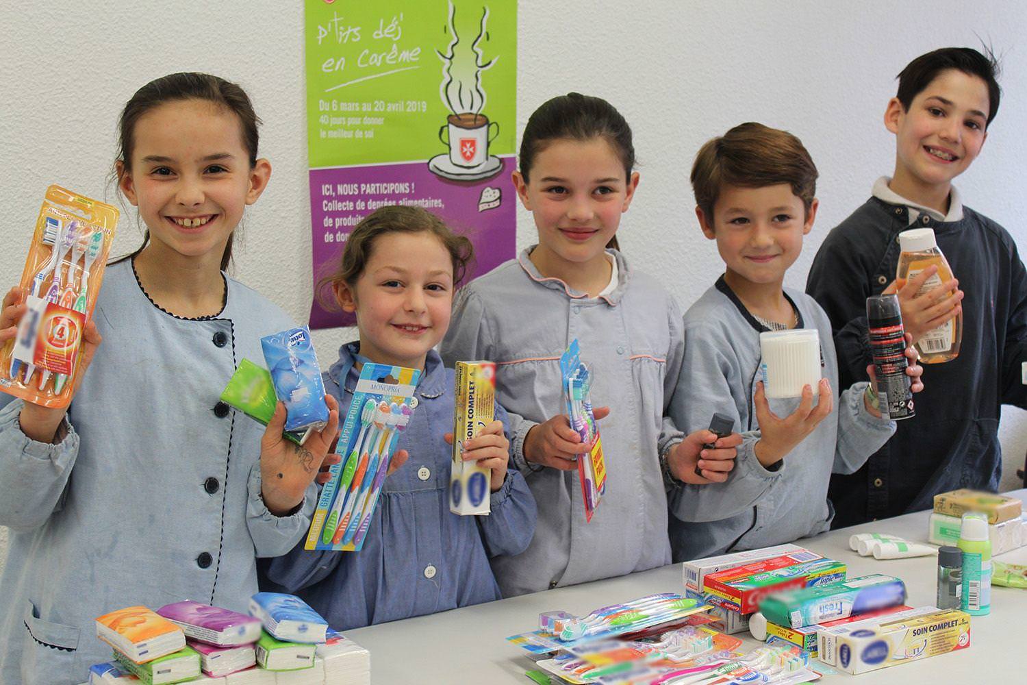 Collecte de denrées alimentaires et de produits d’hygiène par des élèves © Ordre de Malte France