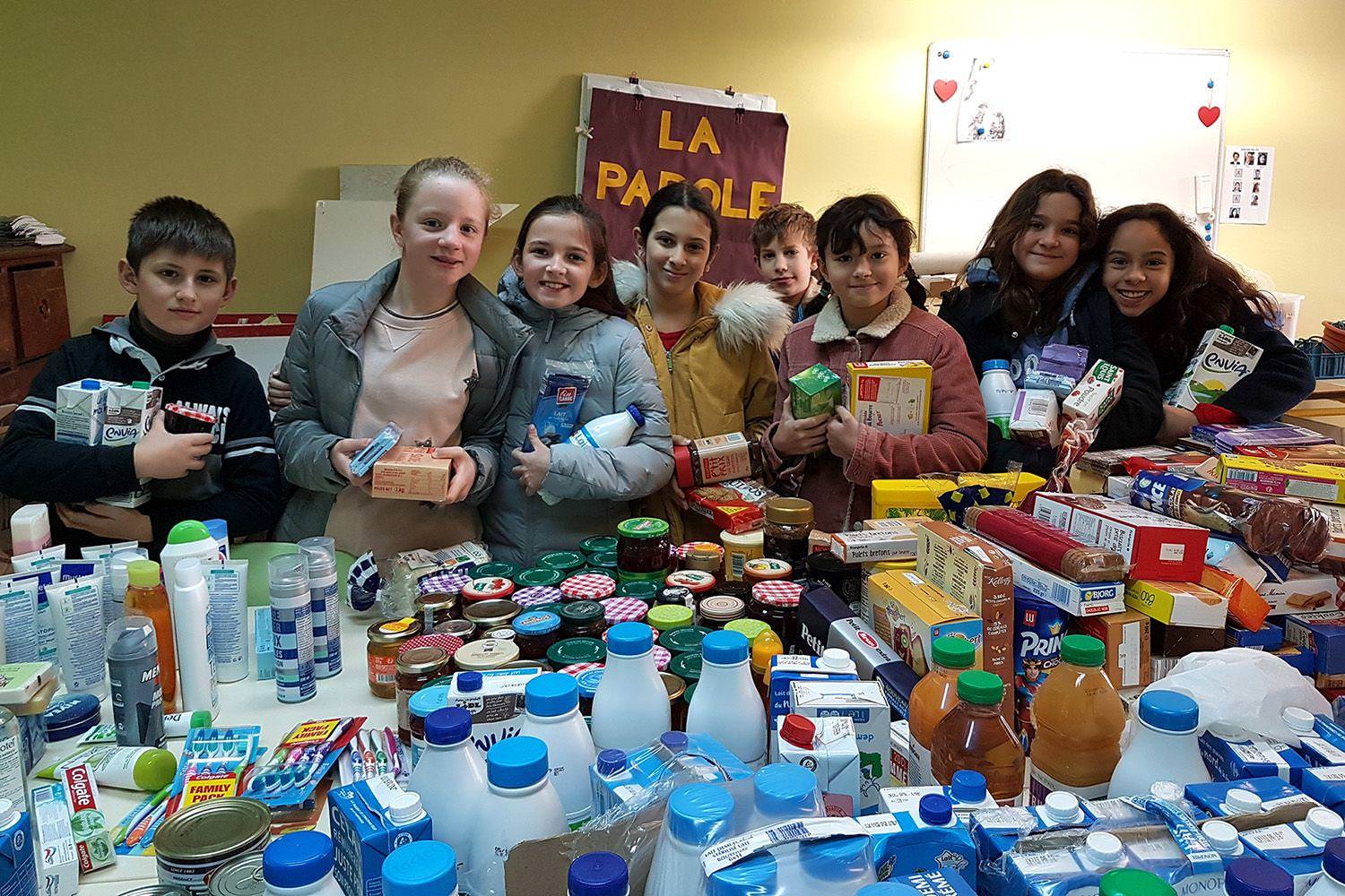 Denrées alimentaires et produits d’hygiène collectés par les élèves de l’Ecole du Sacré-Cœur (Paris 14ème) 